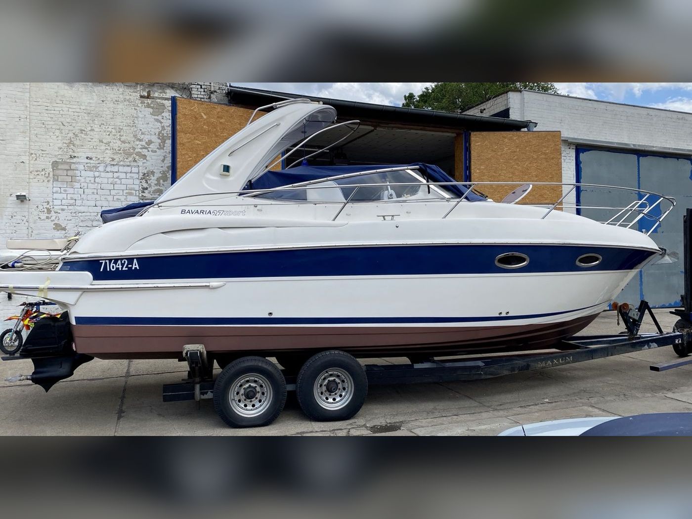 Professionell aufbereitetes Motorboot in Seitenansicht