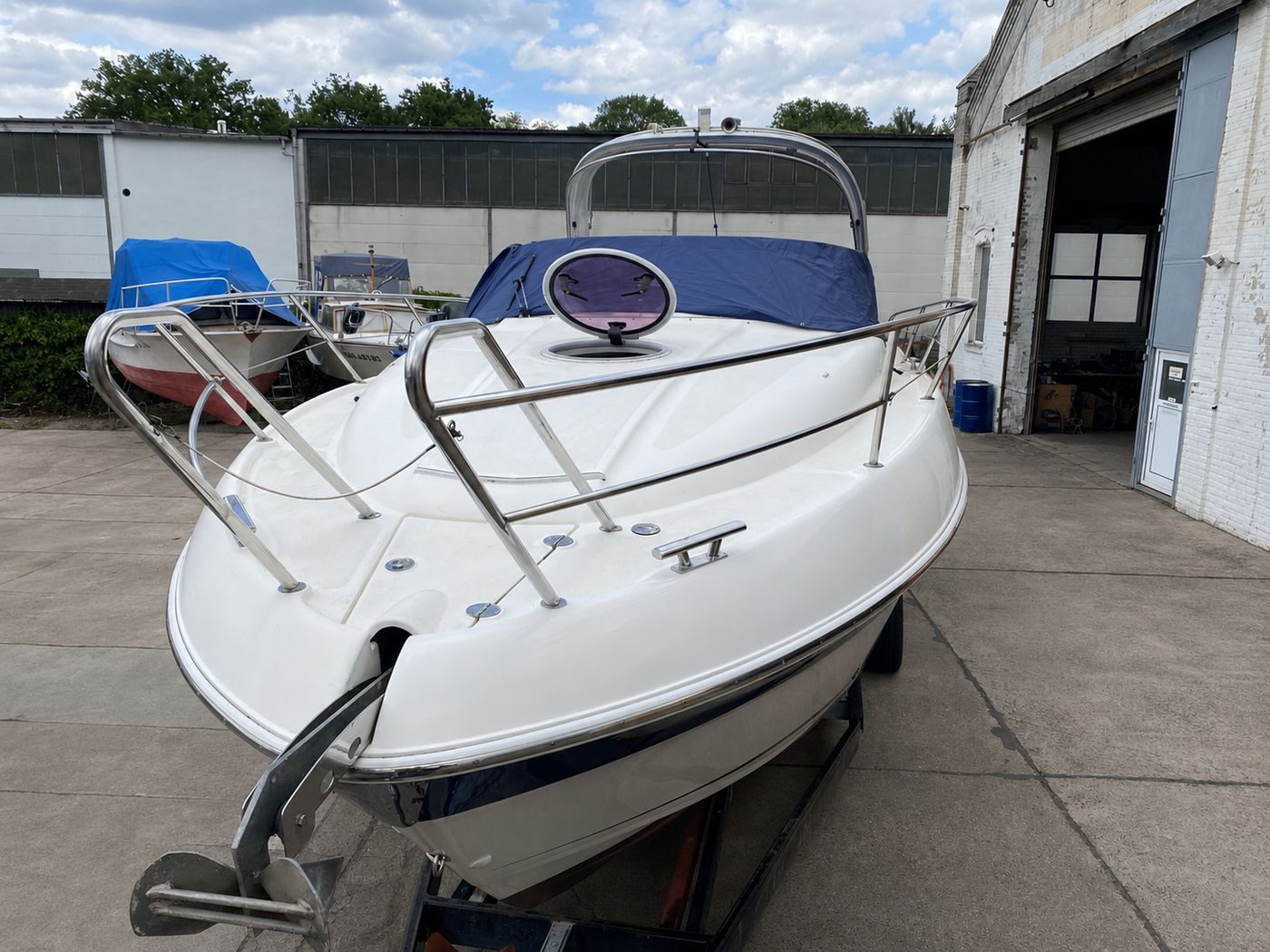 Professionell gereinigtes und poliertes Motorboot von vorn
