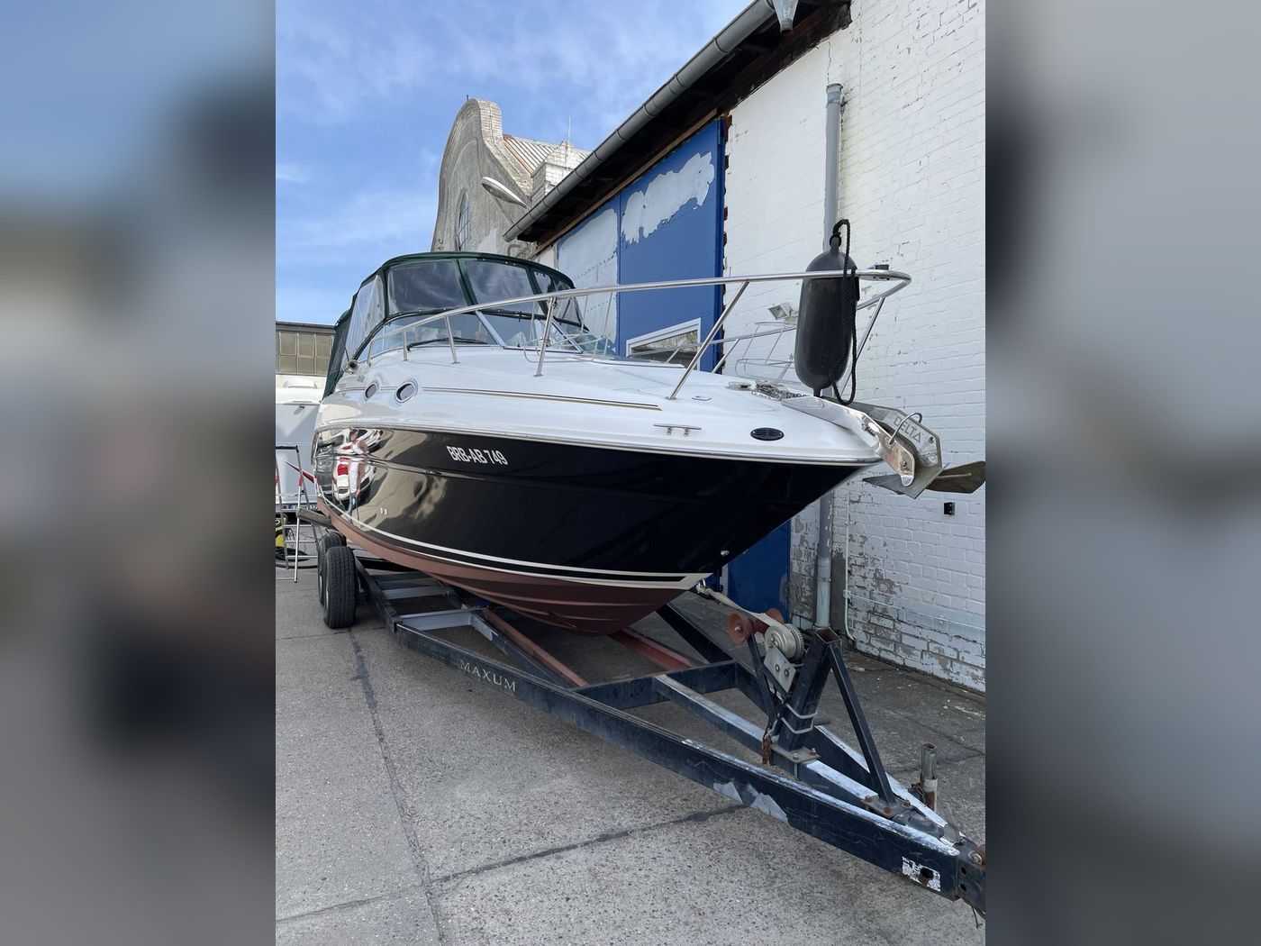 Poliertes Motorboot mit glänzender dunkler Rumpfoberfläche