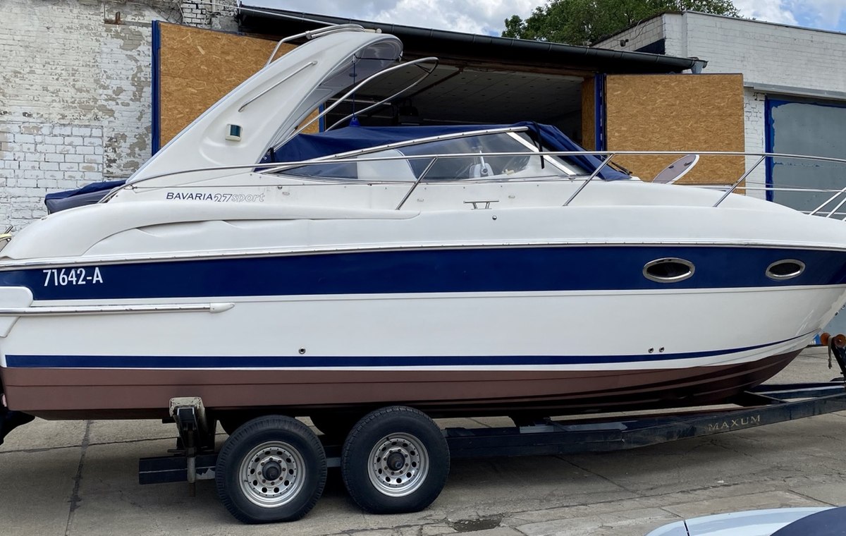 Professionell aufbereitetes Motorboot bei Sportboote Berlin