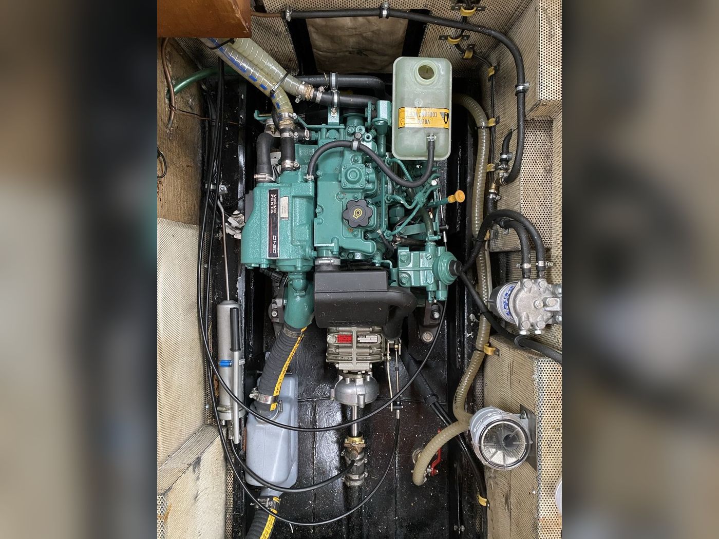 Volvo Penta Dieselmotor im Motorraum eines Motorbootes