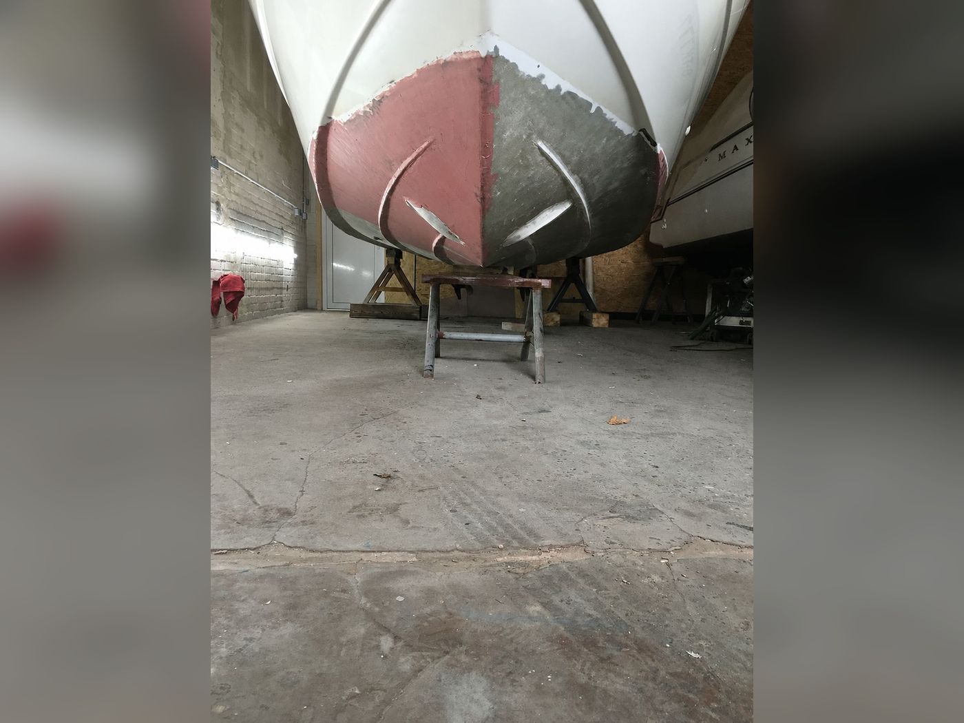 Unterwasserschiff mit vorbereitetem Beschichtungsaufbau in der Halle