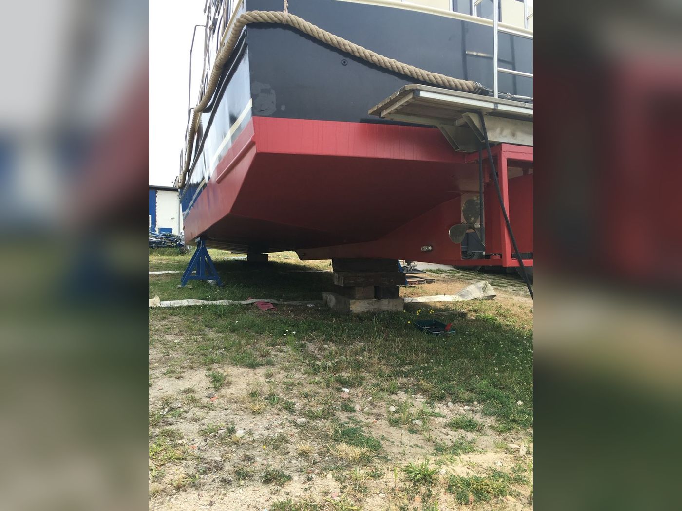 Heckbereich eines Motorbootes mit frisch beschichtetem Unterwasserschiff