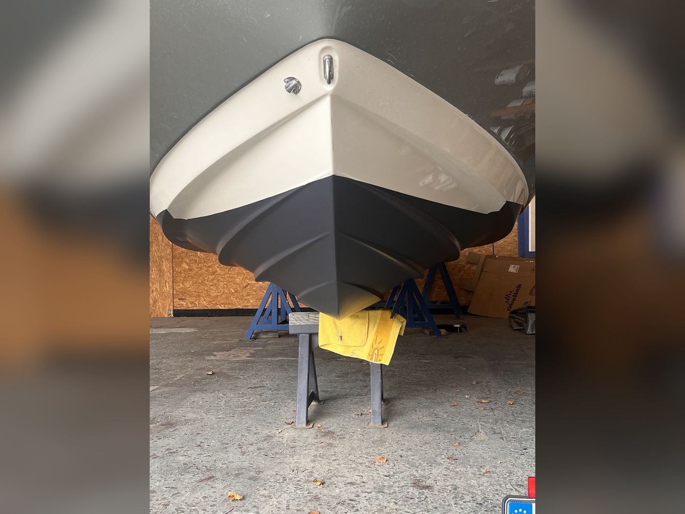 Unterwasserschiff eines Motorbootes mit neuer schwarzer Beschichtung