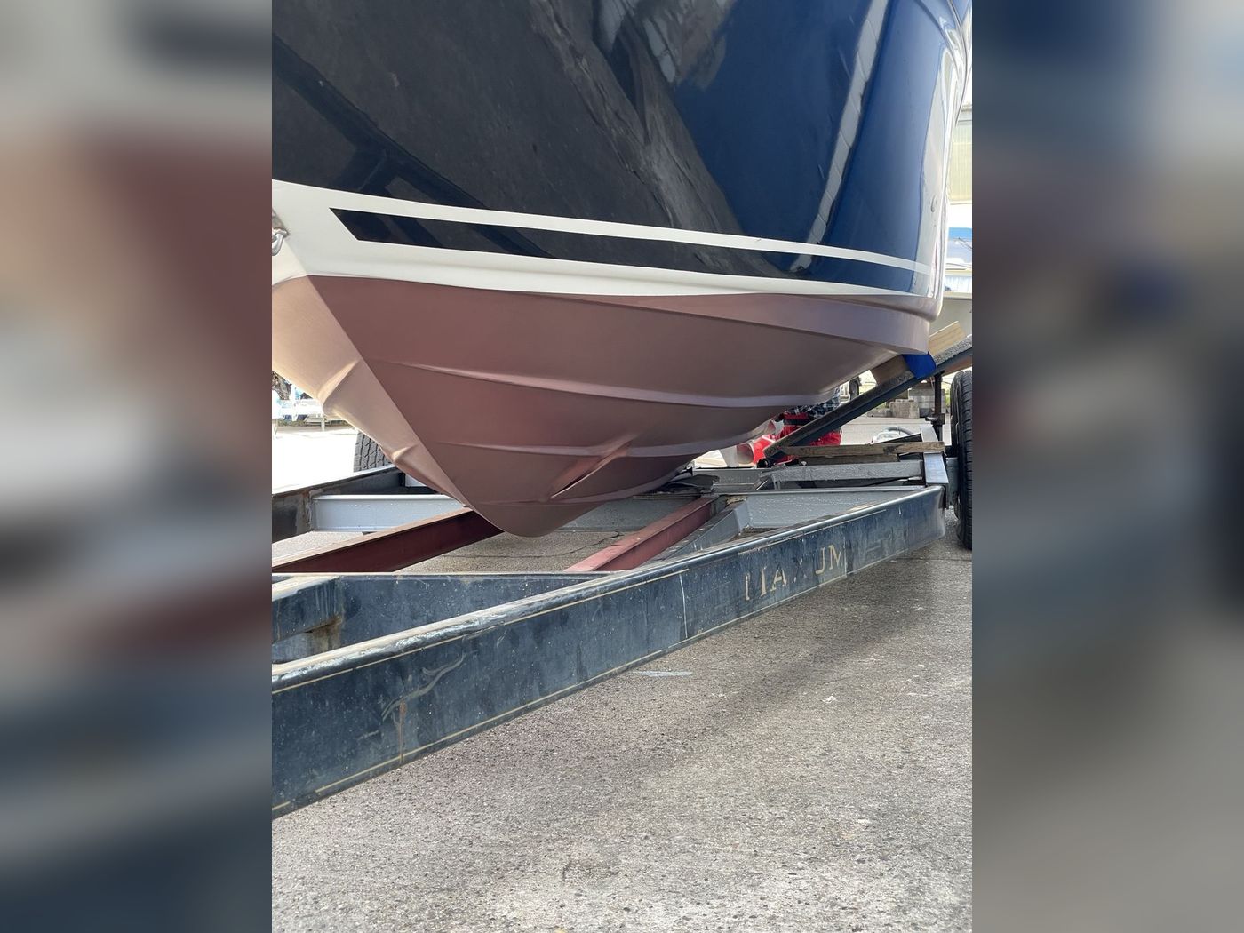 Unterwasserschiff eines Motorbootes auf dem Trailer nach der Bearbeitung