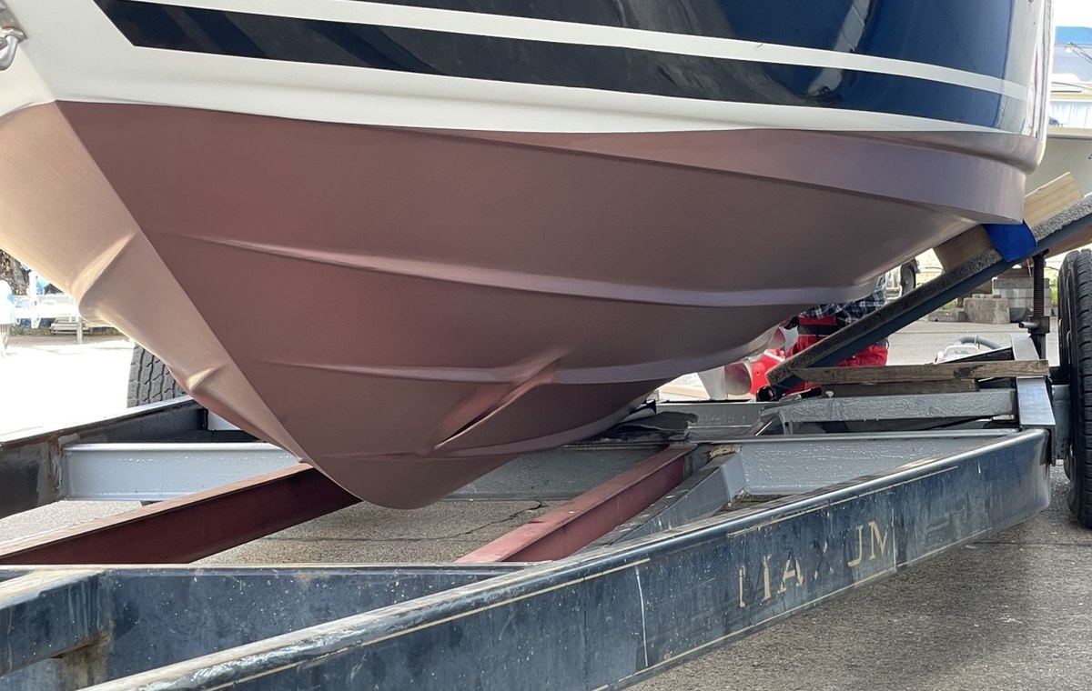 Unterwasserschiff-Service und Antifouling für Motorboote bei Sportboote Berlin