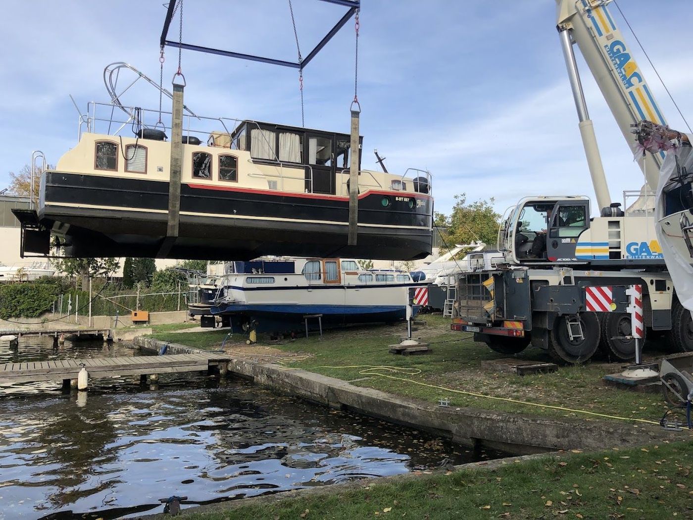 Hausboot bei der Gemeinschaftskranung im Winterlager von Sportboote Berlin