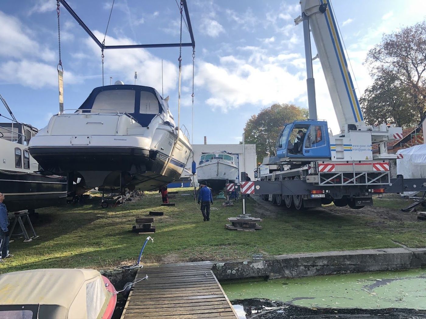 Motorboot bei der Gemeinschaftskranung im Winterlager von Sportboote Berlin